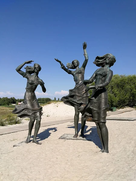 Sventoji Λιθουανία Ιουλίου 2018 Τρεις Κυρίες Γλυπτό Που Ονομάζεται Zvejo — Φωτογραφία Αρχείου