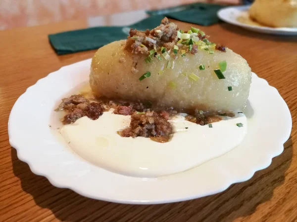 Traditionelles Litauisches Gericht Aus Fleisch Und Gekochten Kartoffeln — Stockfoto