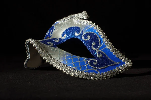 Máscara Dominó Azul Prata Para Celebrações Festivais Fundo Preto Escuro — Fotografia de Stock