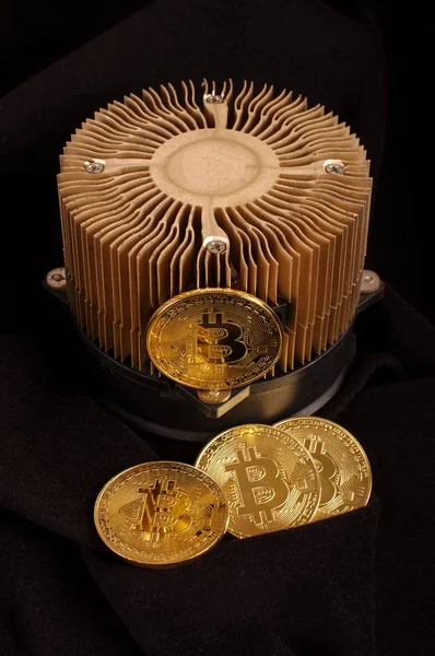 Bitcoin Εξόρυξης Συσκευή Και Συμβολική Κέρματα Έννοια Κέρδους — Φωτογραφία Αρχείου