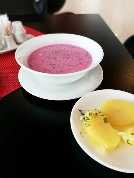 Traditionelle Litauische Kalte Suppe Namens Saltibarsciai Aus Gurken Rüben Dill — Stockfoto