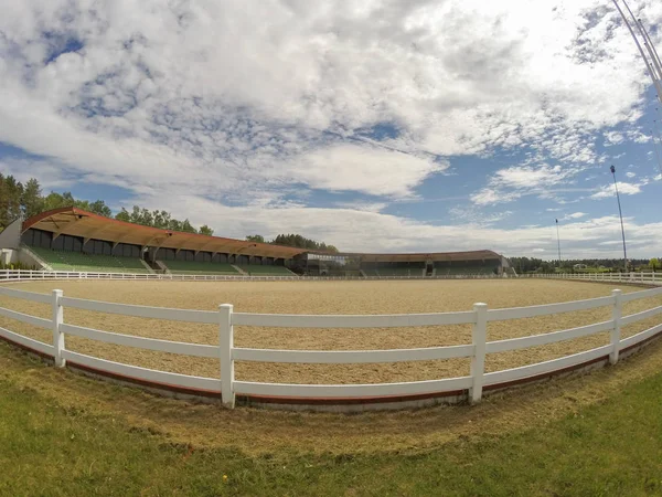 Armoni park görünümünde boş Hipodrom Prienai Litvanya için kapalı