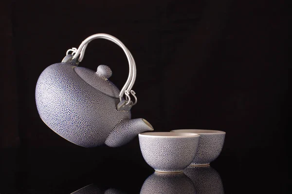 Старый Стиль Чайник Кофейные Чашки Творческой Натюрморт Летающим Чайником — стоковое фото