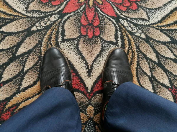 Businessman Shoes Close Russian Style Vintage Decorated Carpet — Stock Photo, Image