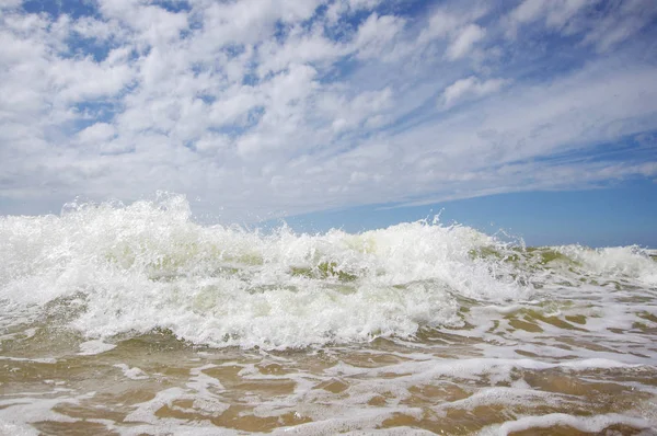 Брызги Воды Освежающей Морской Волны Летним Небольшим Углом — стоковое фото