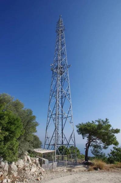 Антенна Башня Дикой Природе Голубое Небо Деревья Камни — стоковое фото