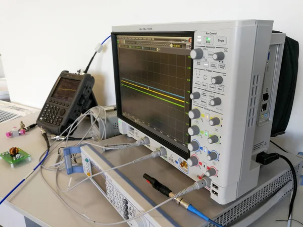 Varios Dispositivos Análisis Medición Señales Como Analizador Red Vectorial Osciloscopio — Foto de Stock