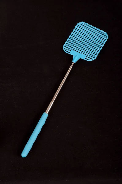 Blu Fly Swatter Isolato Sullo Sfondo Nero — Foto Stock