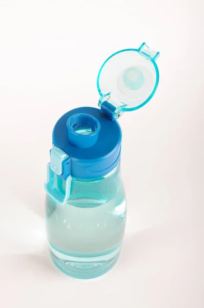 在白色背景下填充水的塑料水瓶 — 图库照片
