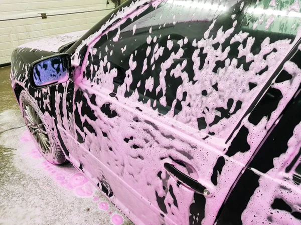 Siyah araba pembe şampuan köpükle kısırlaştırmak