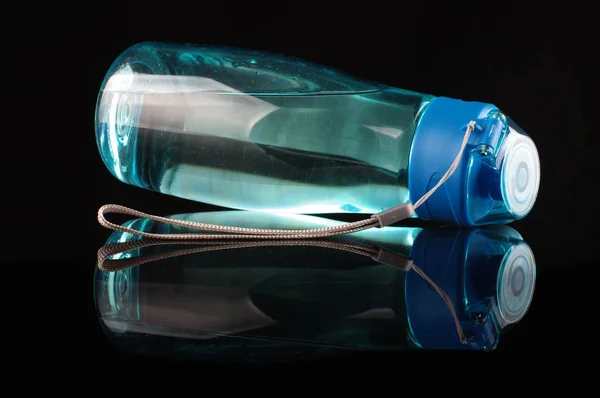 Fitness Wasserflasche Gefüllt Mit Wasser Isoliert Auf Dem Schwarz Reflektierenden — Stockfoto