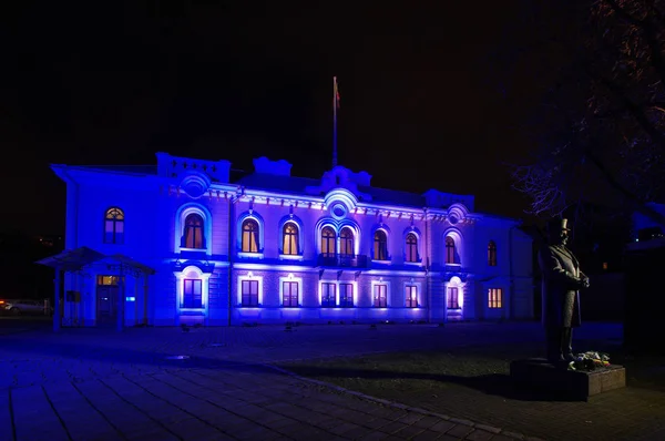 Kaunas parlak renkleri ile gece ışık gösterisi sırasında ışıklı Başkanlığı