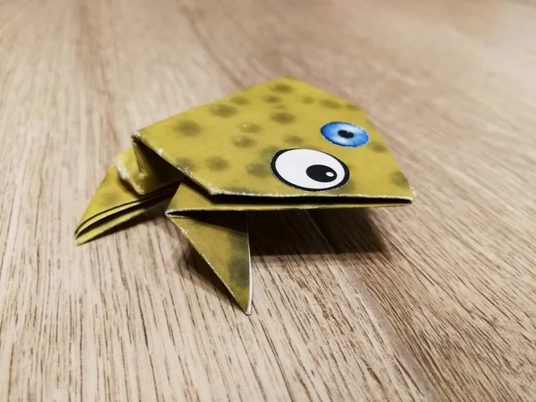 Лягушка Оригами Безумными Глазами Сложенными Бумаги Крупным Планом — стоковое фото