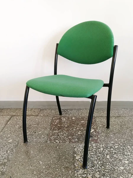 石造りパターン転倒したら悲惨な階緑の布をモダンなオフィスの椅子 — ストック写真