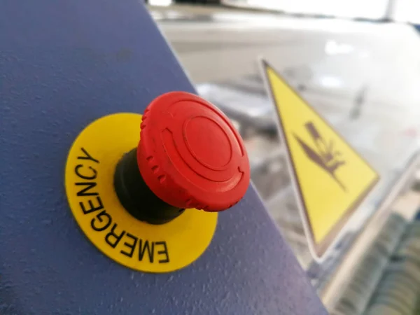 Endüstriyel makine üretim satırının acil durum durdurma ve iptal için kırmızı düğmeye