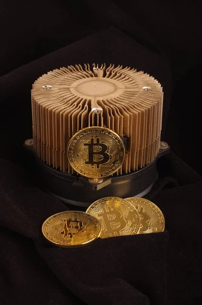 Bitcoin Εξόρυξης Συσκευή Και Συμβολική Κέρματα Έννοια Κέρδους — Φωτογραφία Αρχείου