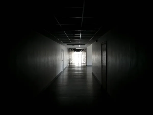 Helles Licht Ende Des Dunklen Gespenstischen Koridors Konzept Der Nahtoderfahrung — Stockfoto