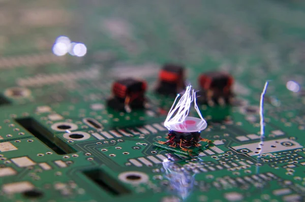 Küçük Elektrostatik Aydınlatma Sparks Elektronik Bileşenleri Için Kapalı — Stok fotoğraf