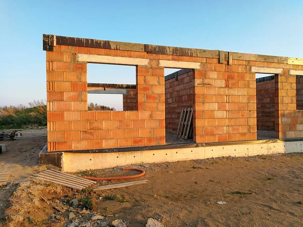 Bir kat modern evler gece boyunca inşa edilmiştir. Bina yapım aşamasında