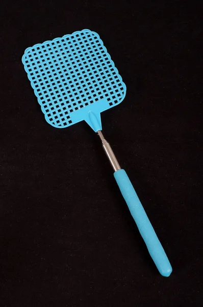Blu Fly Swatter Isolato Sullo Sfondo Nero — Foto Stock