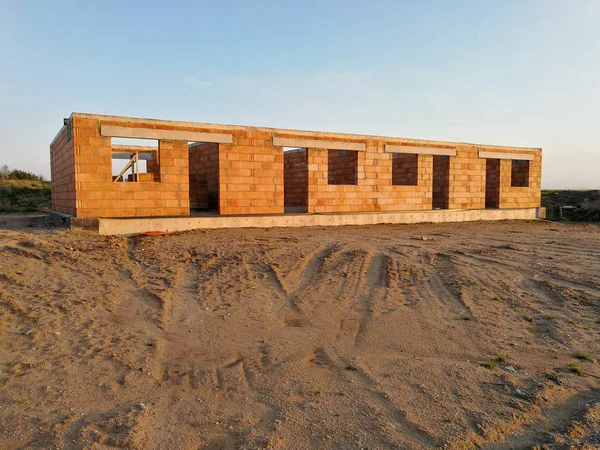 Bir kat modern evler gece boyunca inşa edilmiştir. Bina yapım aşamasında