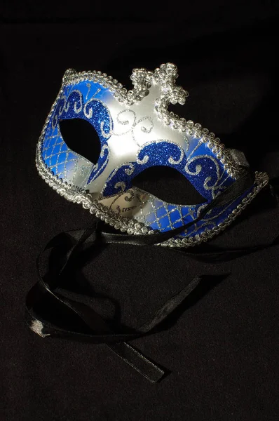 Maschera Domino Blu Argento Feste Festival Sullo Sfondo Nero Scuro — Foto Stock