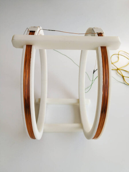 Катушка Гельмгольца с двумя катушками для создания равномерного магнитного поля
