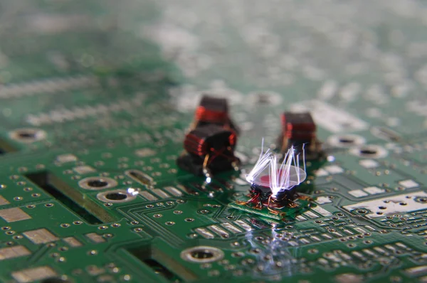 Küçük Elektrostatik Aydınlatma Sparks Elektronik Bileşenleri Için Kapalı — Stok fotoğraf