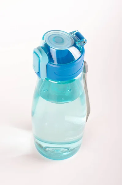 Plastová Láhev Vodu Vodou Izolovaných Bílém Pozadí — Stock fotografie
