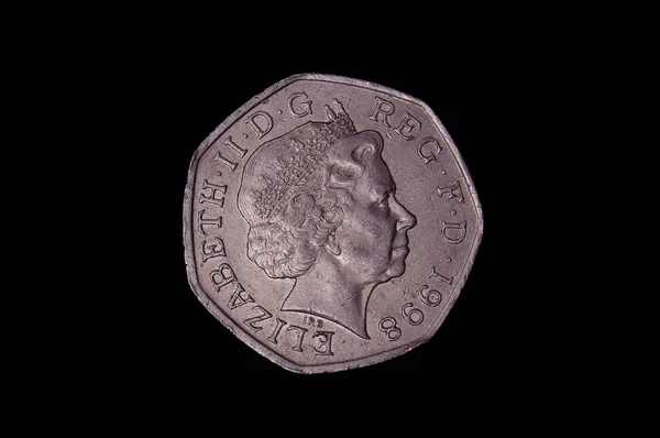 50便士英国硬币与伊丽莎白 隔绝在黑背景 — 图库照片