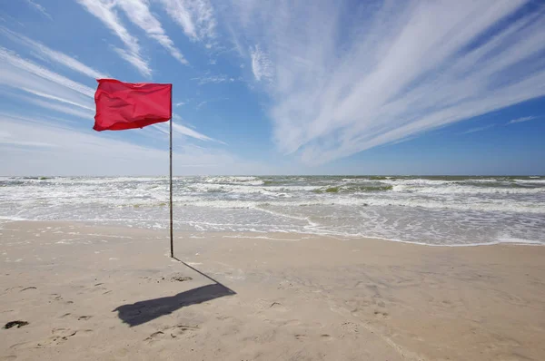 Foto Gevangen Rode Vlag Het Strand Wat Betekent Dat Strand — Stockfoto