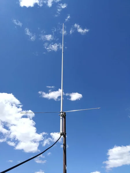 Antena Monopolo Telhado Frente Céu Azul Para Telecomunicações — Fotografia de Stock