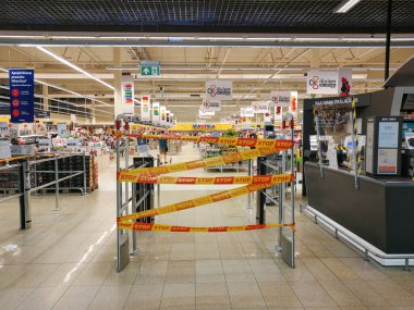 KAUNAS, LITHUANIA - 18 Haziran 2020: Hyper Maxima, Kaunas, Litvanya 'da Corona virüsü salgını nedeniyle kapalı alışveriş merkezi girişi