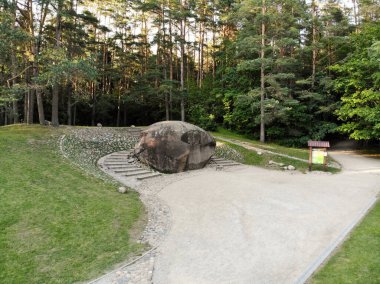 Litvanya 'nın Litvanya bölgesindeki Puntukalar' ın en büyük ikinci kayası.