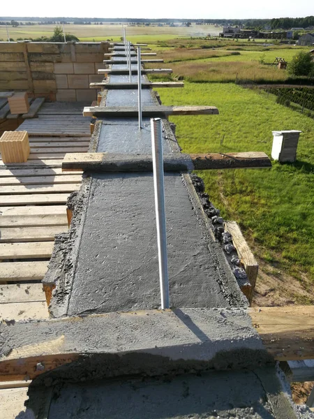 Islak Betona Yerleştirilmiş Metal Vidalar Tek Bir Evin Çatısını Onarmak — Stok fotoğraf