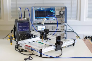 Yakın alan elektromanyetik uyumluluk duyarlılık haritalama için bağışıklık tarama sistemi yaydı