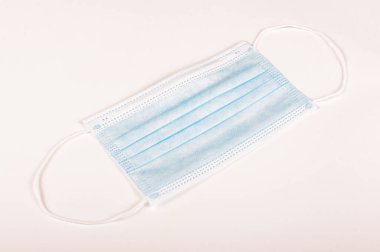 Beyaz arka planda izole Corona virüs koruması mavi yüz maskesi