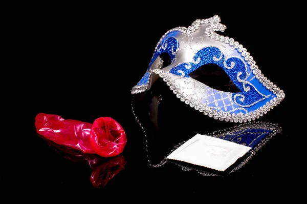 Сексуальная Синяя Эротическая Маска Лица Розовый Использованный Презерватив Черном Фоне — стоковое фото