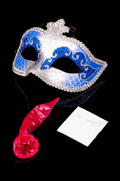 Sexy Blu Maschera Erotica Viso Rosa Utilizzato Preservativo Isolato Sullo — Foto Stock