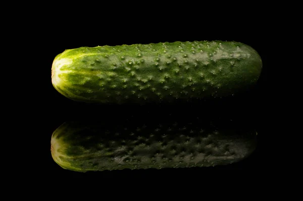 Lezzetli Taze Organik Yeşil Salatalık Siyah Yansıtıcı Yüzeyde Izole Edilmiş — Stok fotoğraf