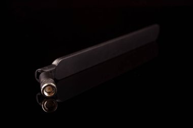 IoT ve 5G teknolojileri için tek kutuplu radyo frekans iletim antenleri siyah arkaplanda izole edilmiştir.