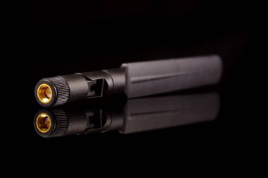 IoT ve 5G teknolojileri için tek kutuplu radyo frekans iletim antenleri siyah arkaplanda izole edilmiştir.