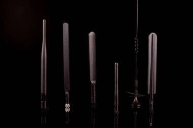 IoT ve 5G teknolojileri için tek kutuplu radyo frekans iletim antenleri siyah arkaplanda izole edilmiştir.