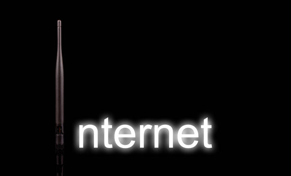 モノのインターネットのためのモノポール無線周波数伝送アンテナモノのインターネットと黒の背景に隔離された5G技術 — ストック写真