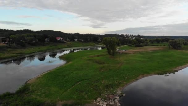Реки Невунас и Невезис сливаются недалеко от Каунаса в Литве — стоковое видео