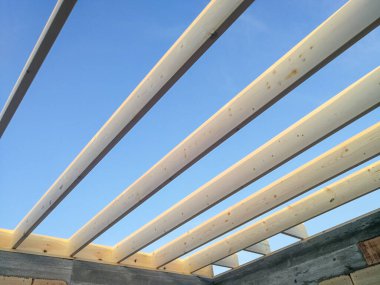 İnşaat alanında yeni çatı inşaatı için odun kirişleri