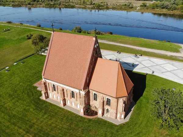 立陶宛考纳斯区Zapyskis的施洗者圣约翰教堂的空中景观 — 图库照片