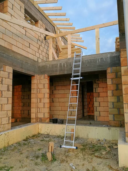 建設現場でセラミックレンガの壁の屋外を家に近いアルミはしご — ストック写真