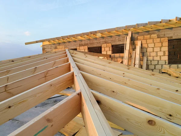 Nşaat Alanında Yeni Çatı Inşaatı Için Odun Kirişleri — Stok fotoğraf