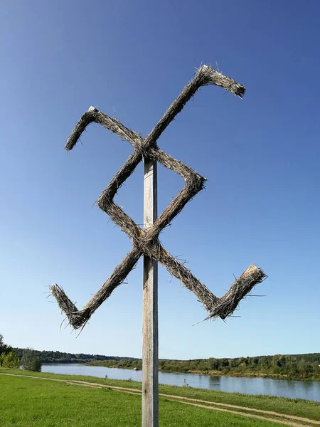 Starý Litevský Baltský Pohanský Symbol Vyrobený Čau Před Modrou Oblohou — Stock fotografie